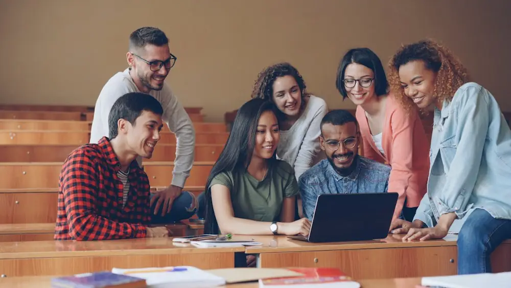 Gruppe Lernender, die gemeinsam an einem Laptop arbeitet